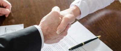 Agent immobilier poignée de main