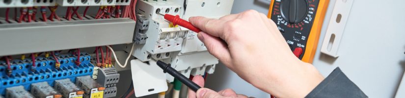 électricien contrôlant une installation électrique