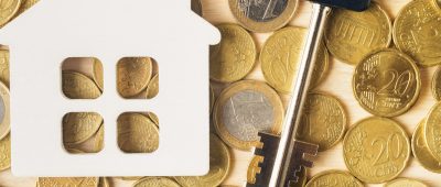 petite maison et clefs sur pièces de monnaie