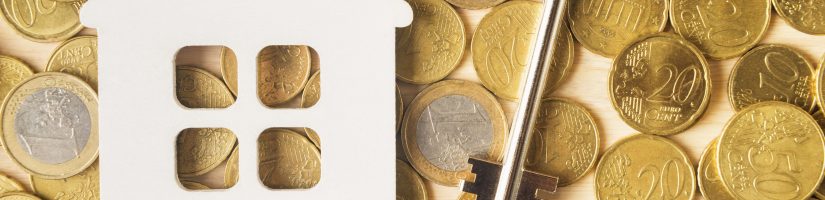 petite maison et clefs sur pièces de monnaie