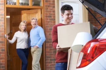 jeune quittant la maison familiale