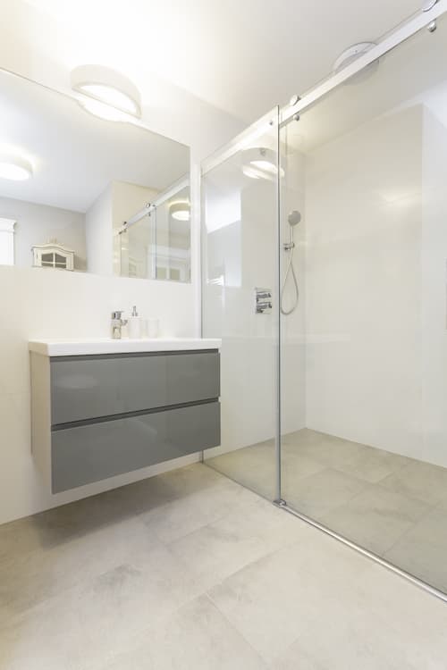 faciliter-acces-salle-de-bain-logements-neuf-douche