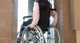 Ascenseur locataire fauteuil roulant handicapé