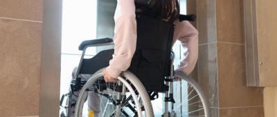 Ascenseur locataire fauteuil roulant handicapé